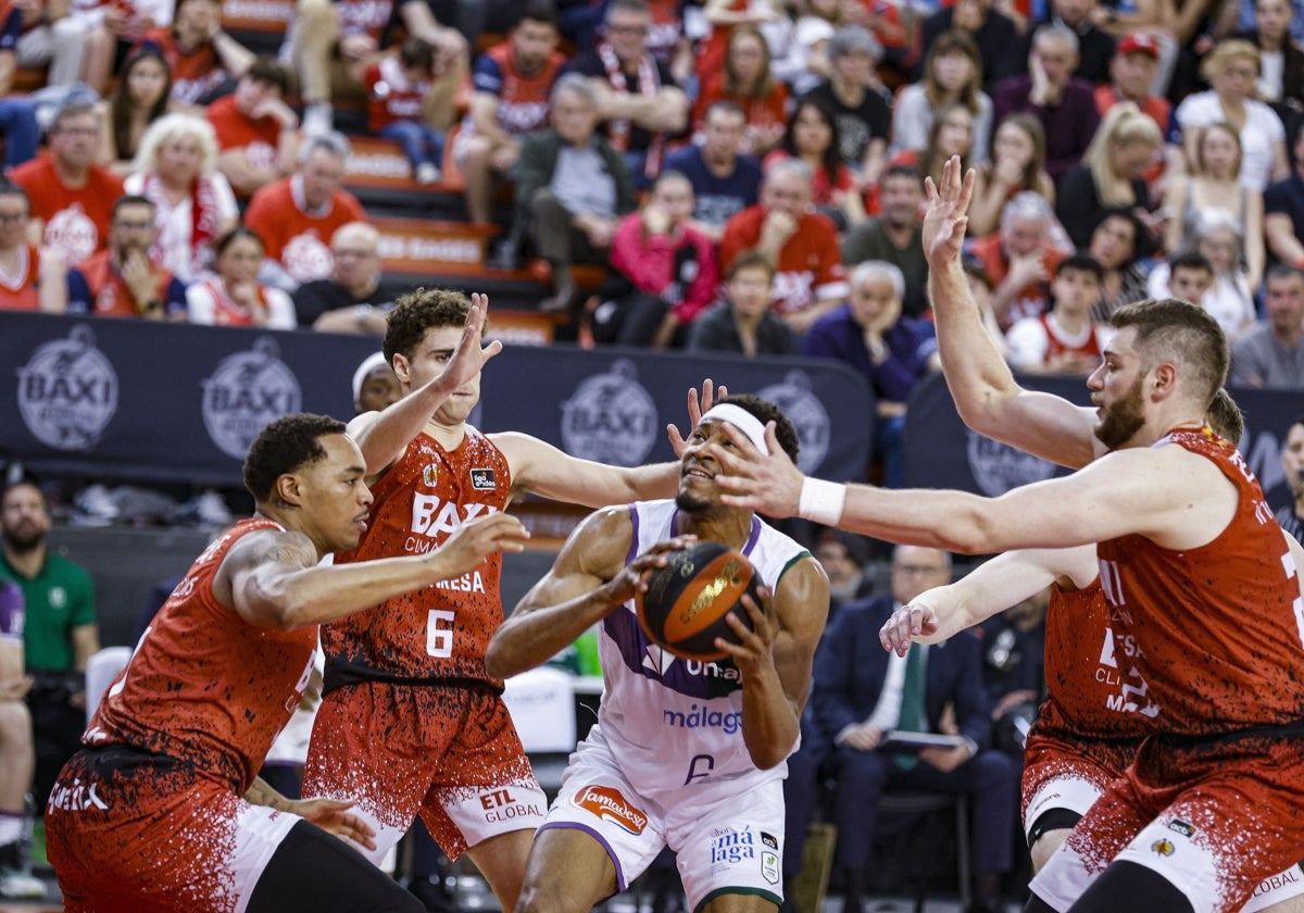 Kameron Taylor, rodeado por Travante Wiliams, Dani García y Matias Geben, defensores del BAXI Manresa.