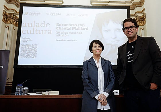 La poeta Chantal Maillard y el periodista Alberto Gómez en el Aula de Cultura de SUR.