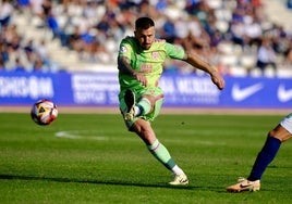 Dioni intenta marcar un gol con un disparo desde la frontal del área el domingo en San Fernando.