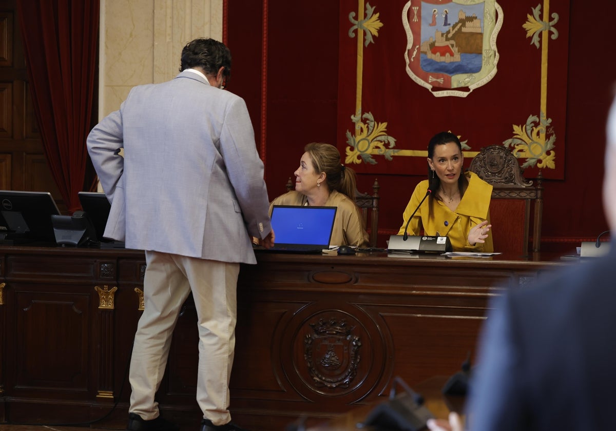 La alcaldesa accidental, Elisa Pérez de Siles, durante el sorteo en el pleno extraordinario para elegir los miembros de las mesas electorales.