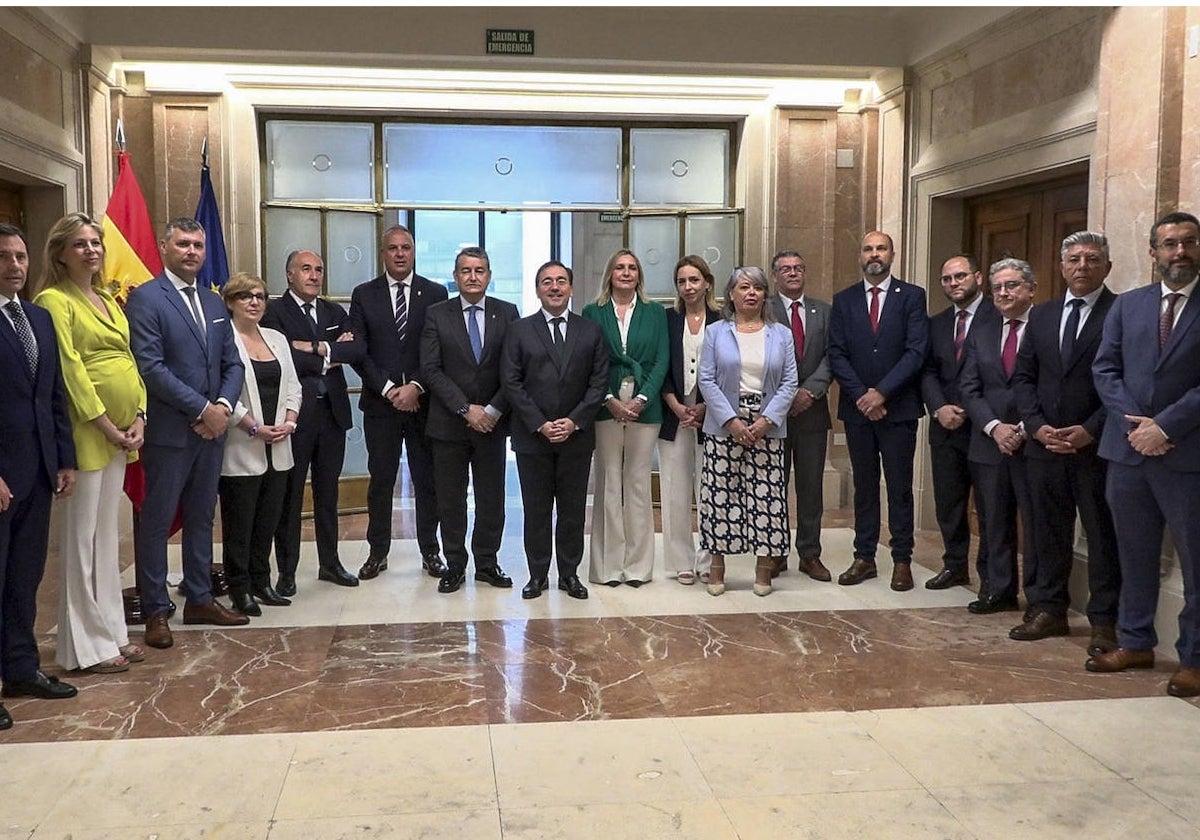 La delegación andaluza, este lunes con el ministro Albares en Madrid