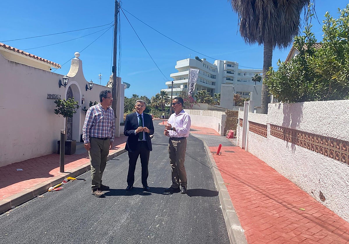 El teniente alcalde de San Pedro Alcántara, Javier García, en calle Chopos.
