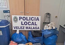 Imagen de parte del material requisado por la Policía Local de Vélez-Málaga.