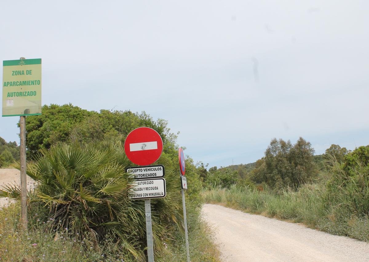 Imagen secundaria 1 - Este manantial lleva sus aguas hasta el río Manilva. Abajo, el acceso para vehículos a motor está prohibido. Y el puente-acueducto situado a tan sólo unos metros.