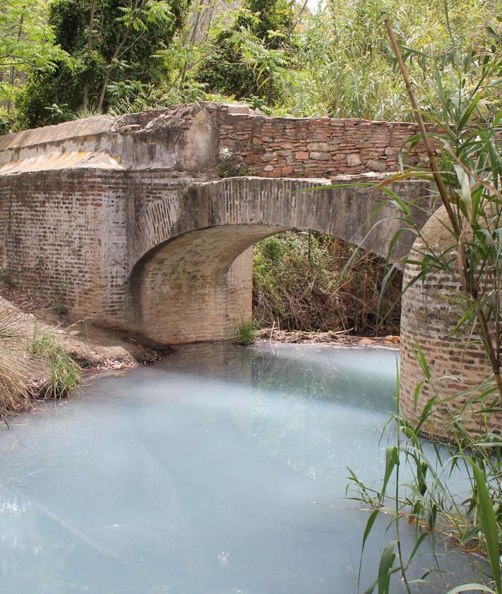 Imagen secundaria 2 - Este manantial lleva sus aguas hasta el río Manilva. Abajo, el acceso para vehículos a motor está prohibido. Y el puente-acueducto situado a tan sólo unos metros.