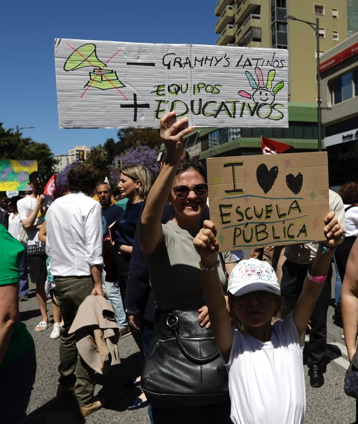 Imagen secundaria 2 - Distintos momentos de la manifestación de este martes de maestros y profesores.