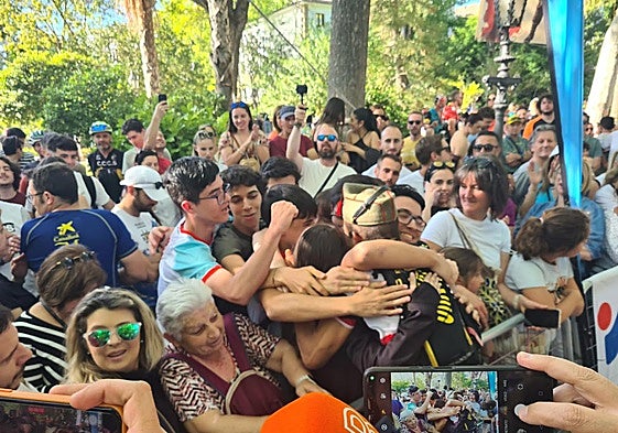 Un grupo de alumnos ya se fundió con él en un abrazo en la meta.