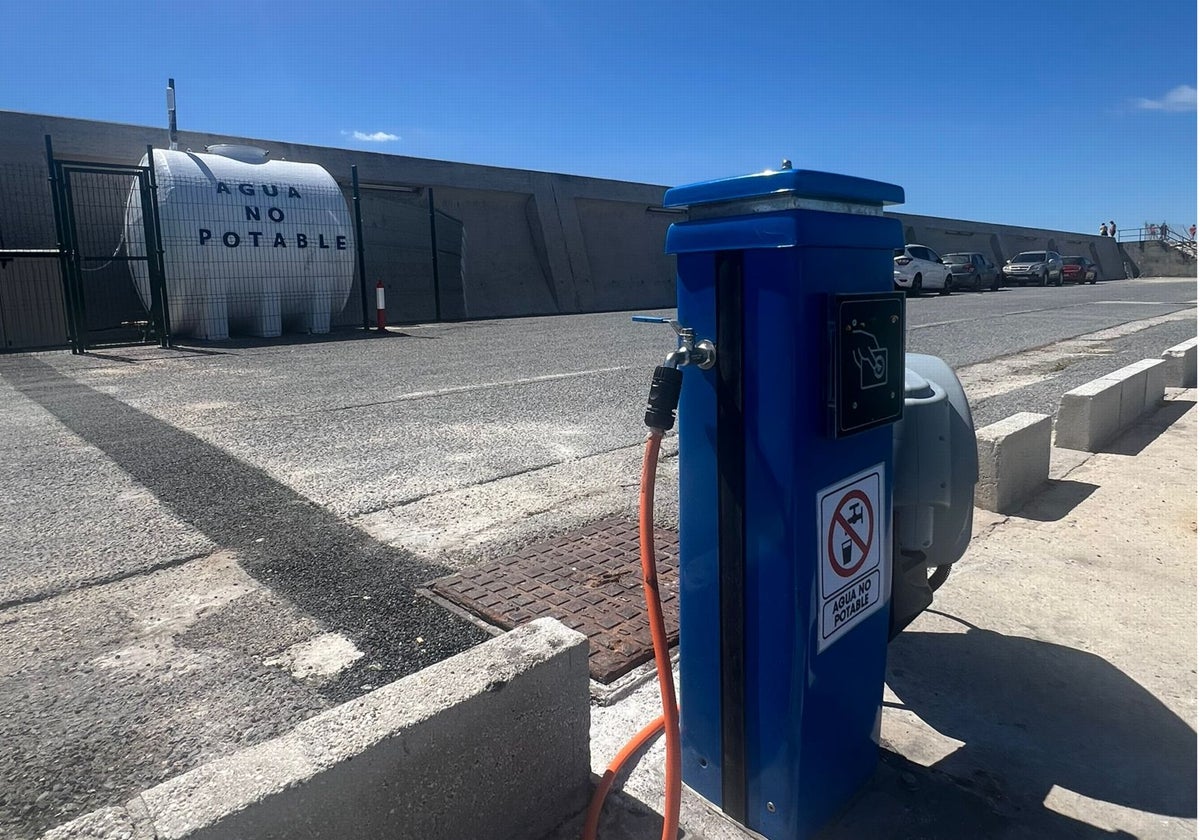 Depósito de agua no potable instalado en Puerto Marina.