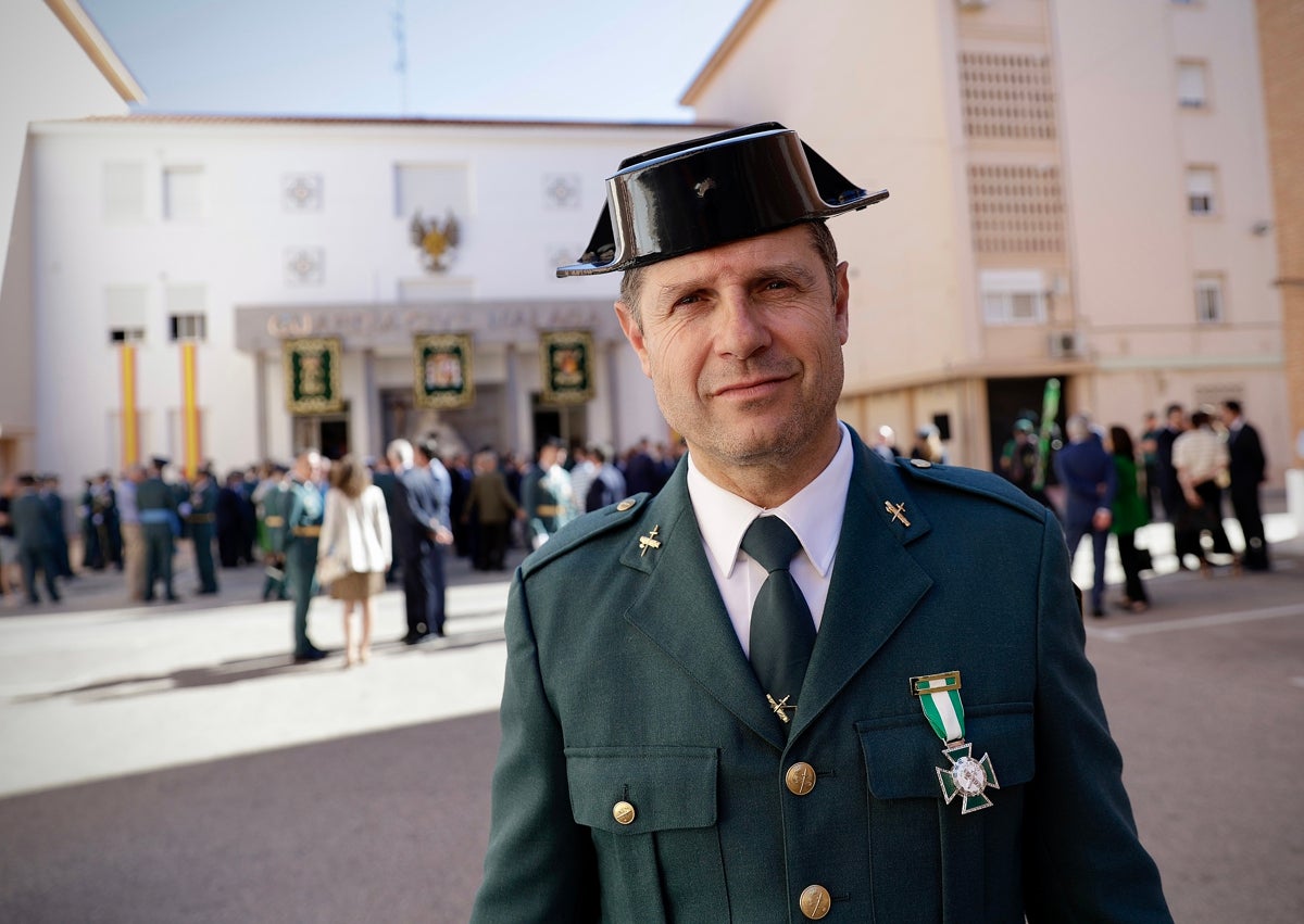 Imagen secundaria 1 - En la imagen superior, la agente Rocío López en primer plano tras recibir su condecoración; abajo, a la izquierda, el guardia civil Francisco Morón; a la derecha, los efectivos José Carlos Gómez y Antonio Martín, también reconocidos en el 180 aniversario del Cuerpo.