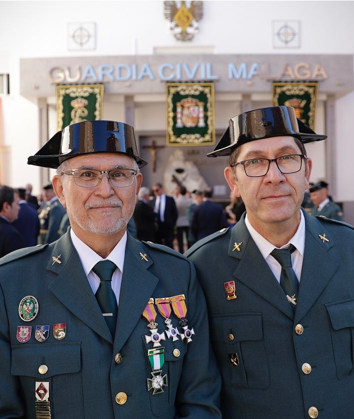 Imagen secundaria 2 - En la imagen superior, la agente Rocío López en primer plano tras recibir su condecoración; abajo, a la izquierda, el guardia civil Francisco Morón; a la derecha, los efectivos José Carlos Gómez y Antonio Martín, también reconocidos en el 180 aniversario del Cuerpo.