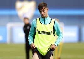 El jugador del Málaga, David Larrubia, en un entrenamiento de esta temporada.