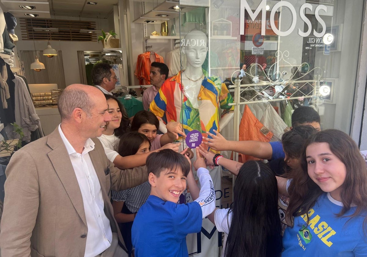 Medio centenar de comercios del Centro de Málaga son ya puntos violeta: ¿qué son y para qué sirven?