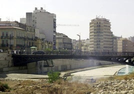 Un joven sin hogar, herido grave en Málaga tras recibir una pedrada desde un puente mientras dormía