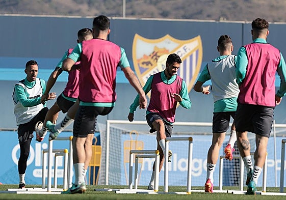 Los jugadores Manu Molina y Nelson, de frente en un entrenamiento del Málaga junto a otros compañeros.