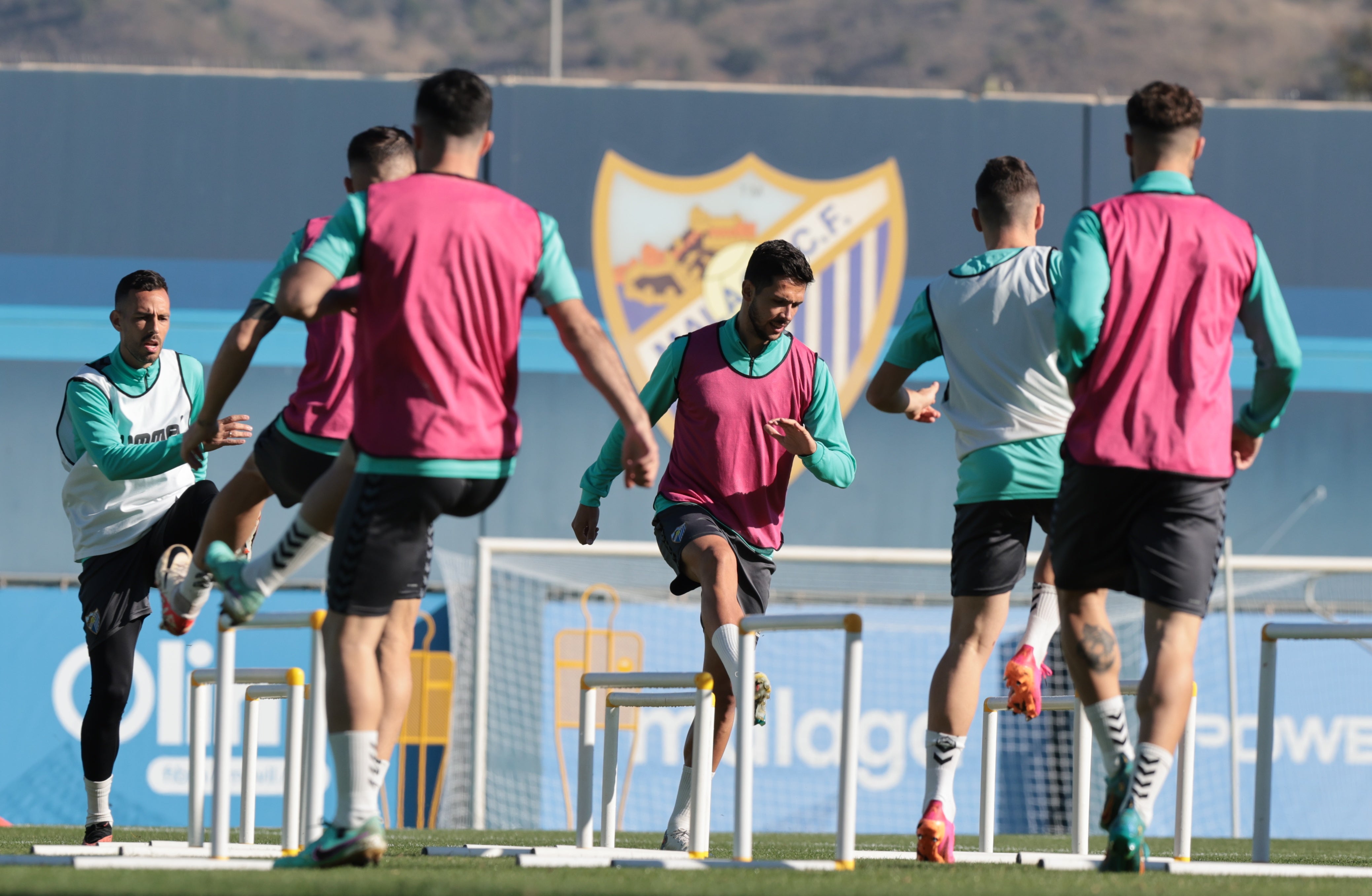 Los jugadores Manu Molina y Nelson, de frente en un entrenamiento del Málaga junto a otros compañeros.