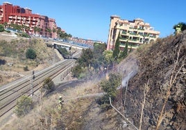 Los bomberos, en plenas labores de extinción.