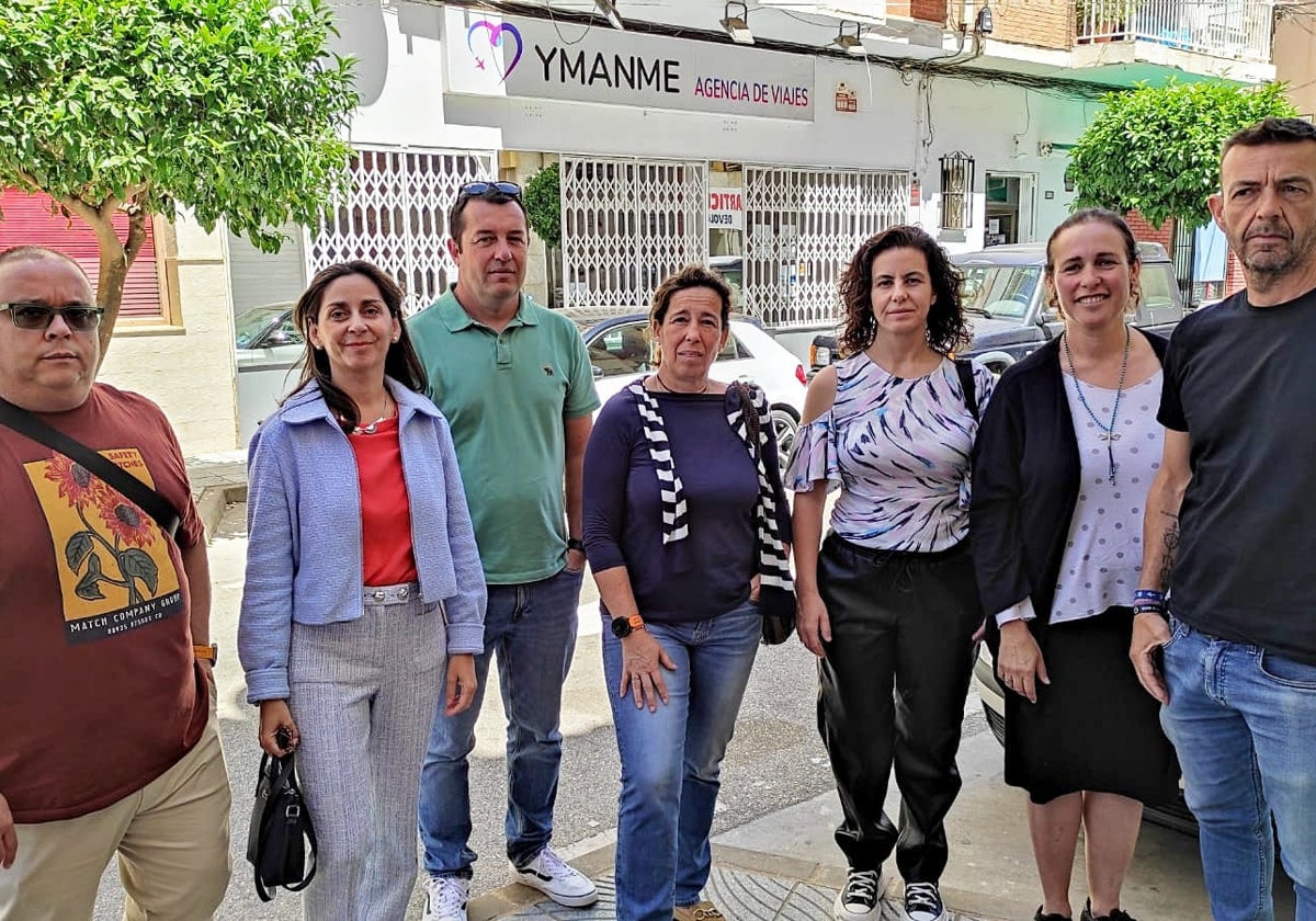 Padres de los alumnos afectados por la presunta estafa, este miércoles en Torre del Mar.