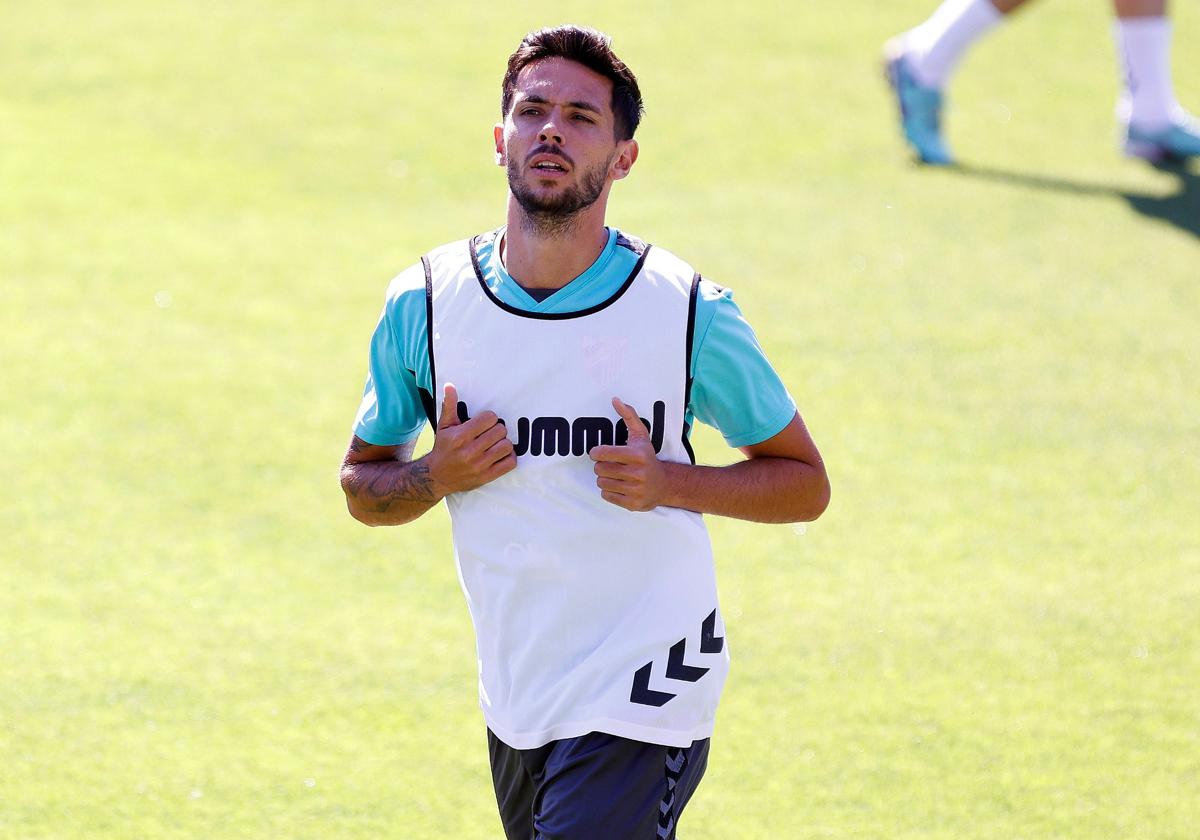 El jugador del Málaga Nelson Monte, en el entrenamiento de este miércoles en campo principal de La Rosaleda.