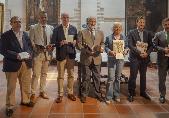 Autoridades junto a José María Vela, segundo por la izquierda, y Andrés Camino.