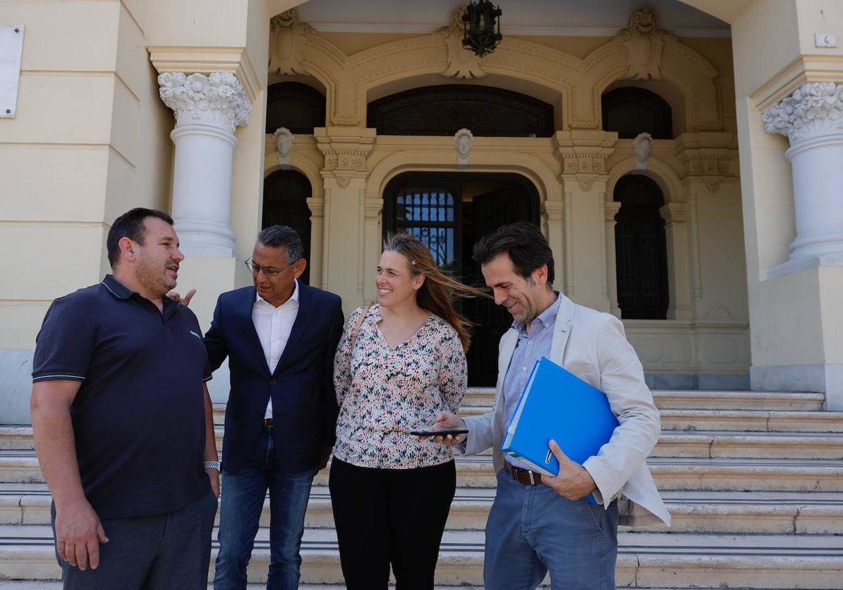 Representantes vecinales de la zona de El Olivar, a las puertas del Ayuntamiento.