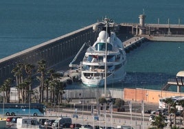 El Yas, esta mañana dentro de la zona de seguridad del dique de Levante.