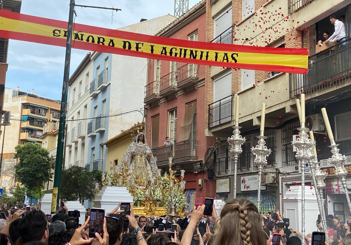 La Virgen del Rocío durante su procesión por Pentecostés en 2023.