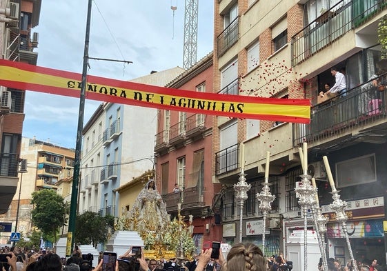 La Virgen del Rocío durante su procesión por Pentecostés en 2023.