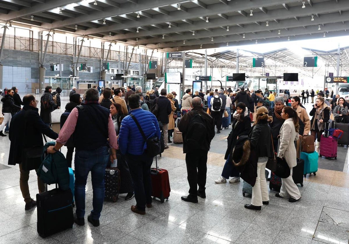 Colas de pasajeros para embarcar en trenes en la estación María Zambrano.