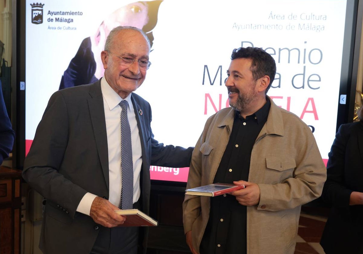 Francisco de la Torre, junto al escritor Mario Cuenca Sandoval, con el libro ganador.