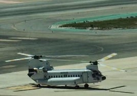 Uno de los dos helicópteros que han hecho escala hoy en Málaga.