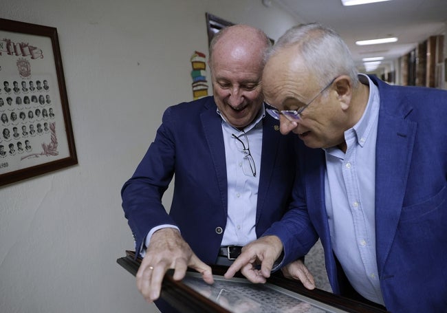 Juan Cristóbal Morente y el director gerente del colegio, Pedro Luis Lanzat, se buscan en una orla del centro.
