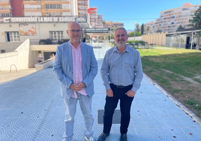 Jesús Carlos Pérez Atencia y Jesús María Claros, este viernes en la calle remodelada de Torre del Mar.