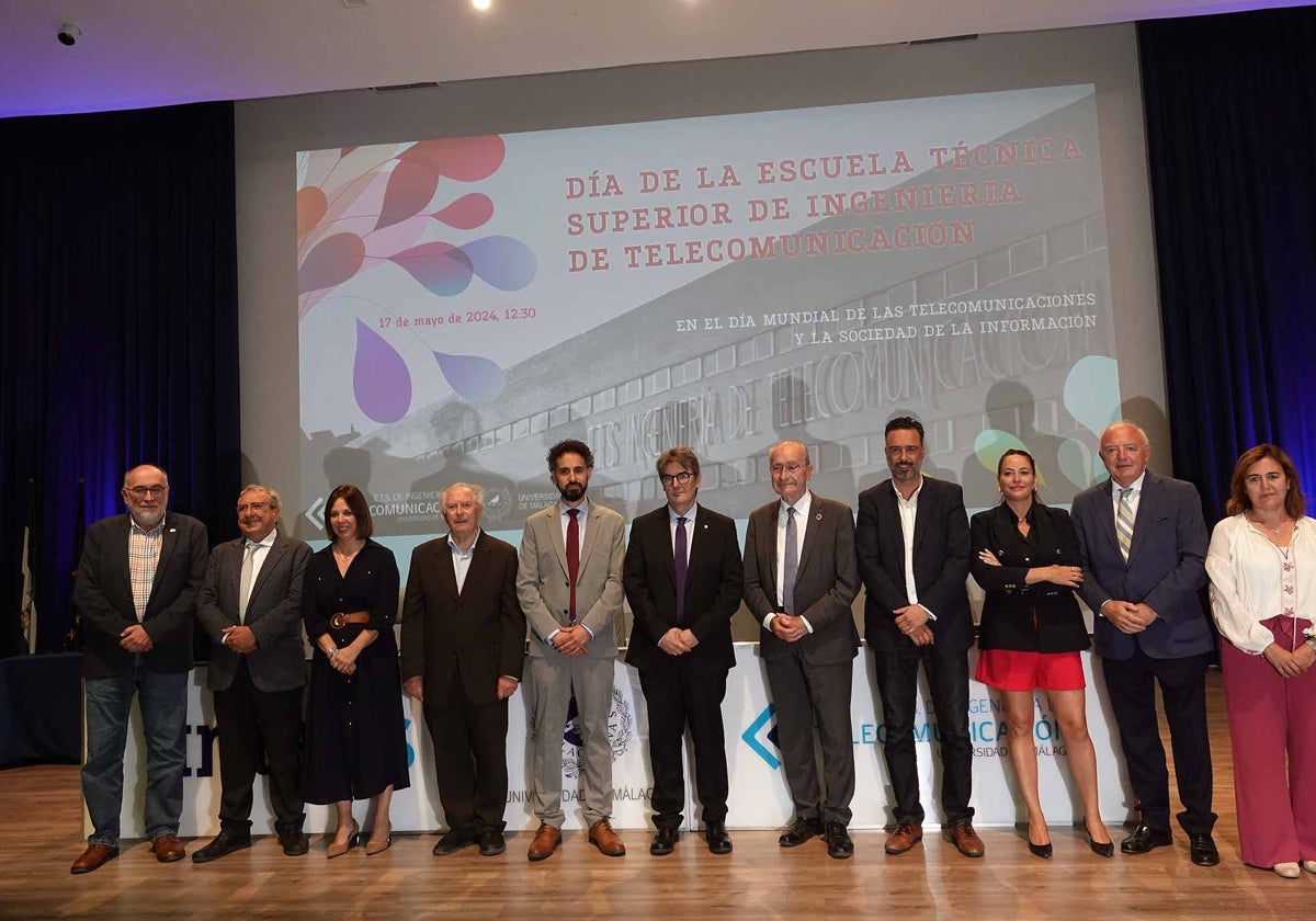 Los premiados, con autoridades, en el salón de actos de la ETSI Telecomunicación de la UMA.