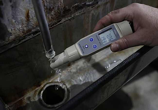 Detalle de uno de los procesos de control del agua en El Atabal.