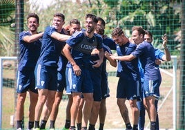 Los jugadores del Marbella, con buen ambiente en un entrenamiento reciente.