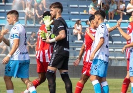 Los jugadores del Atlético Malagueño y el Almería B se saludan.