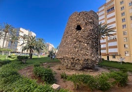 Imagen de la torre 'Ladeada' de Algarrobo-Costa.