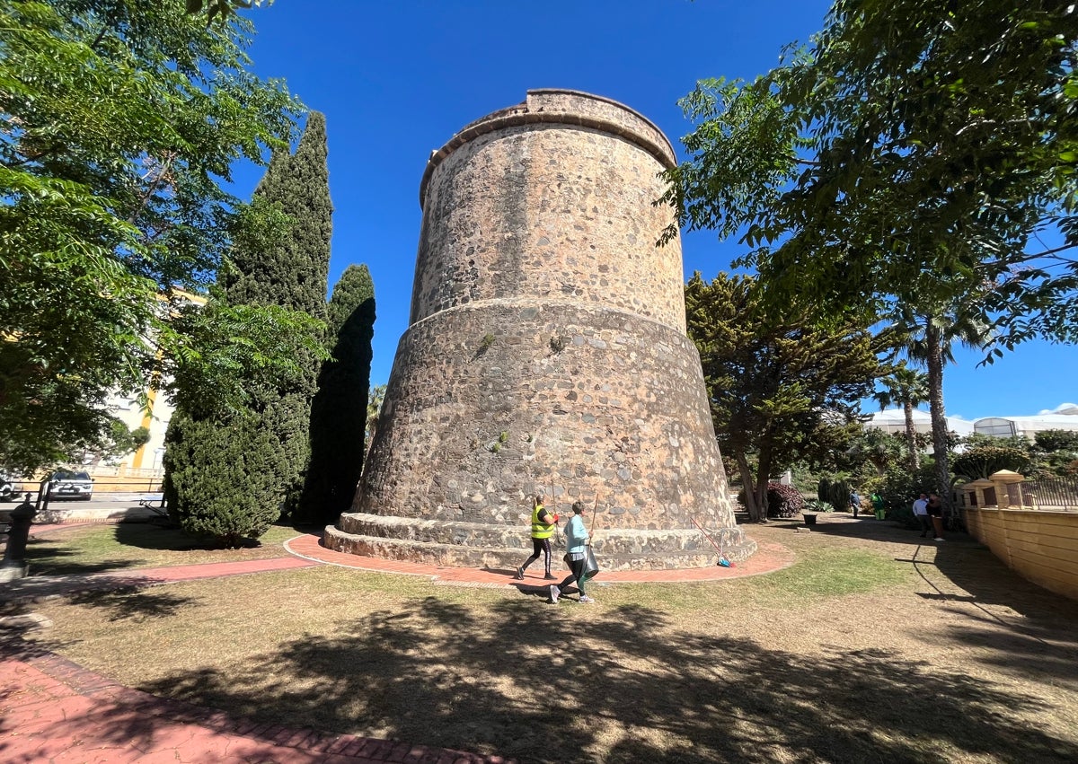 Imagen secundaria 1 - Arriba, otra perspectiva de la torre vigía 'Daleada' de Algarrobo-Costa; debajo a la izquierda, la torre derecha, construida en el siglo XVIII, y a la derecha, una foto histórica de ambas a principios del siglo XX.