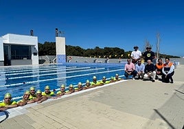 Alumnos, monitores y responsables municipales y de la Diputación, en la piscina torremolinense.