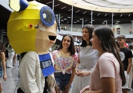 Una de los proyectos exhibidos en Fantec: una máscara de 'supernena' automatizada, junto a las alumnas que la han hecho posible.