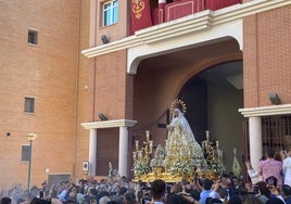 La Virgen del Rocío durante su salida de la casa hermandad.