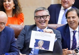 Diputados de Vox exhiben en el último pleno una foto de Ursula Von der Leyen.