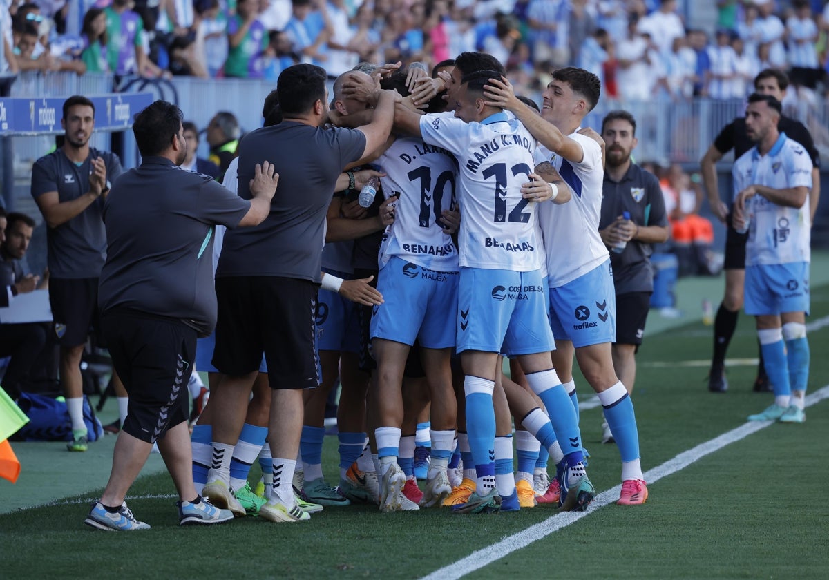 La celebración del segundo gol malaguista, con una piña en el área técnica, a donde fue Larrubia a dedicar su gol a Julio Rodríguez, preparador físico.