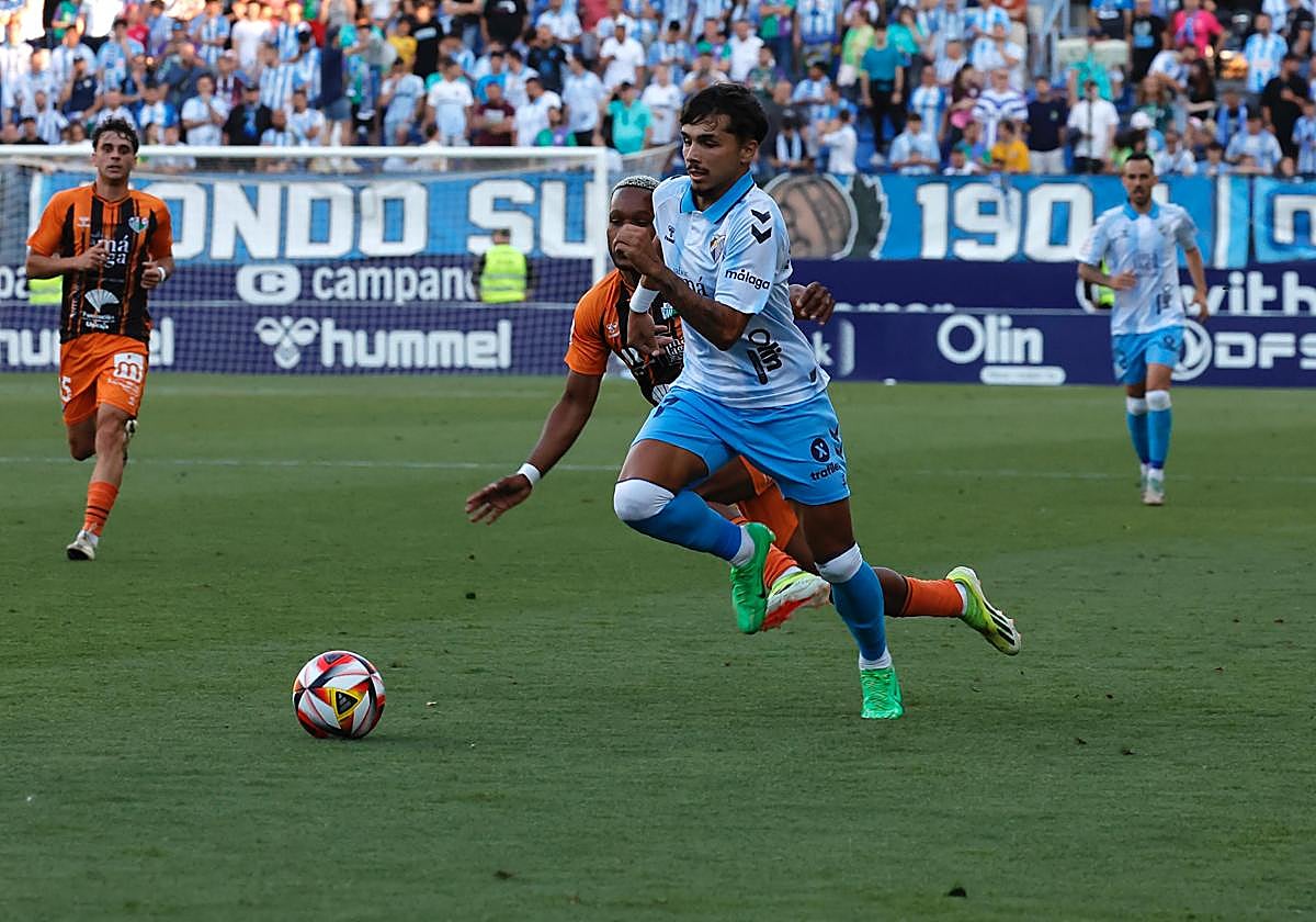 Una jugada del partido del Málaga contra el Antequera en La Rosaleda.