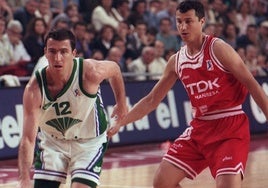 Nacho Rodríguez es defendido por Jesús Lázaro en un Manresa-Unicaja de la temporada 1996-1997.