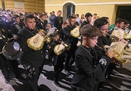 La banda de la Cofradía del Rocío, durante la procesión por Pentecostés.