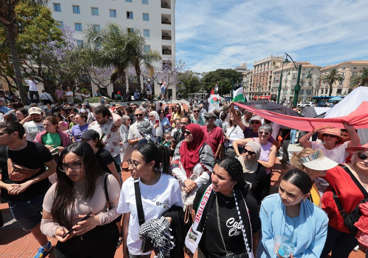 Imagen principal - La manifestación propalestina quiere que la UMA rompa con Israel como las Universidades de Jaén y Granada