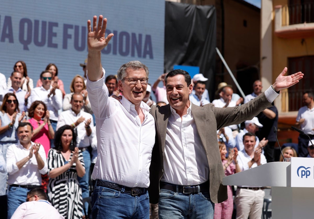 Alberto Núñez Feijóo y Juanma Moreno, en el mitin en Málaga.