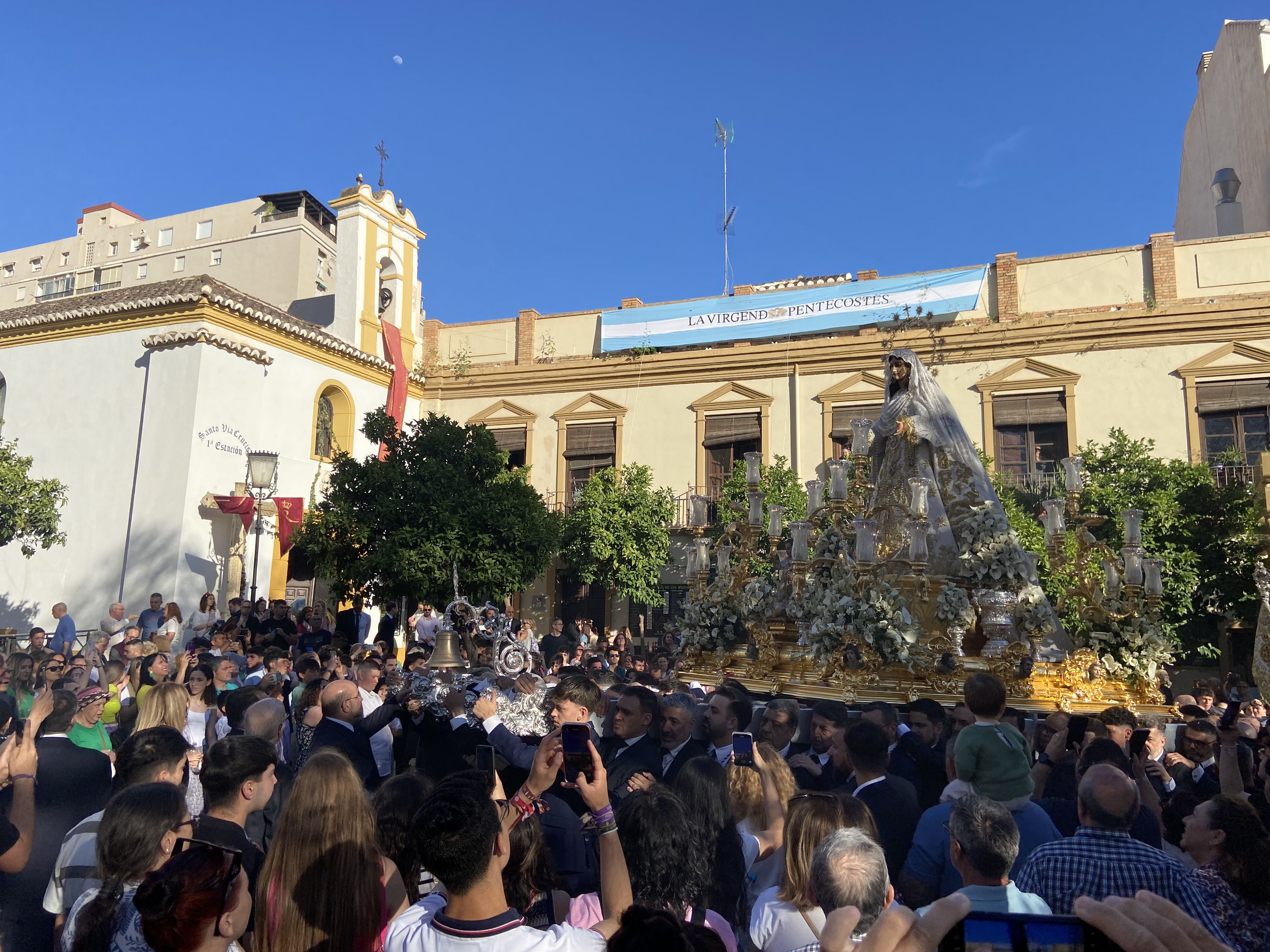 La Virgen del Rocío recorre su barrio por Pentecostés