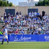 Aficionados del Málaga en el campo del San Fernando.